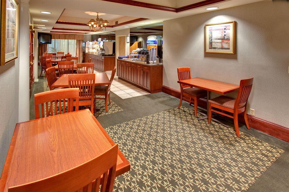 Holiday Inn Express Cedar Rapids - Collins Road By Ihg Restaurante foto