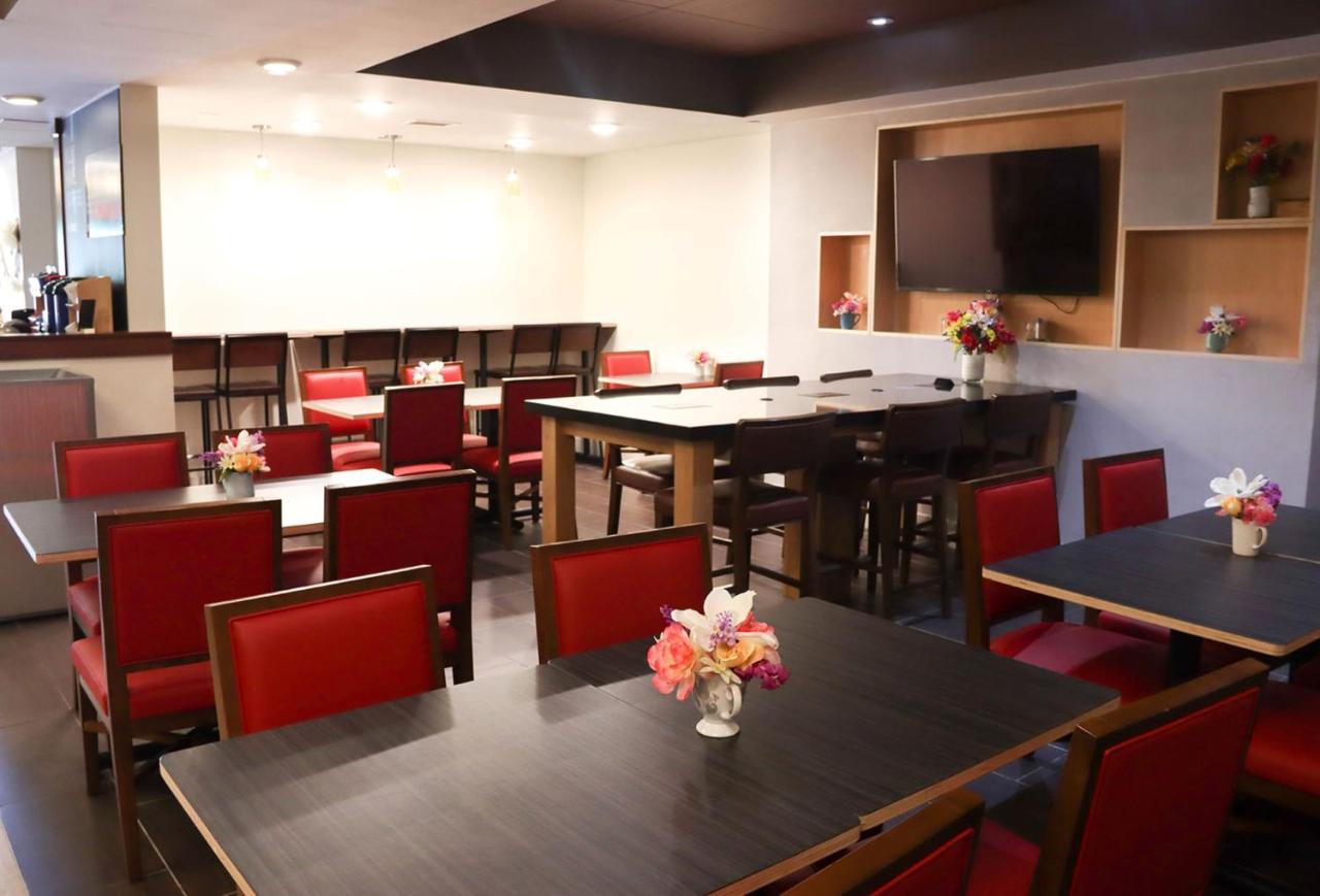 Holiday Inn Express Cedar Rapids - Collins Road By Ihg Exterior foto