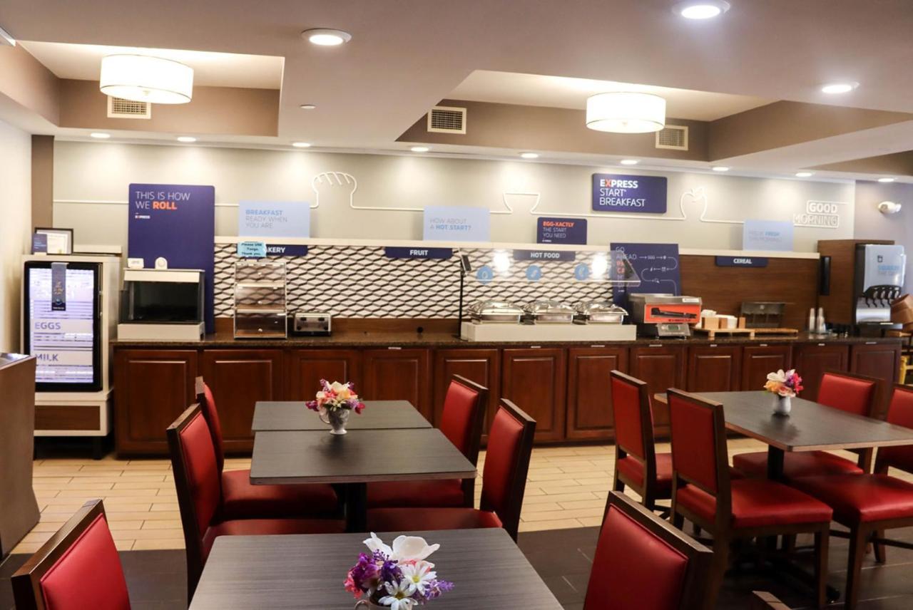 Holiday Inn Express Cedar Rapids - Collins Road By Ihg Exterior foto
