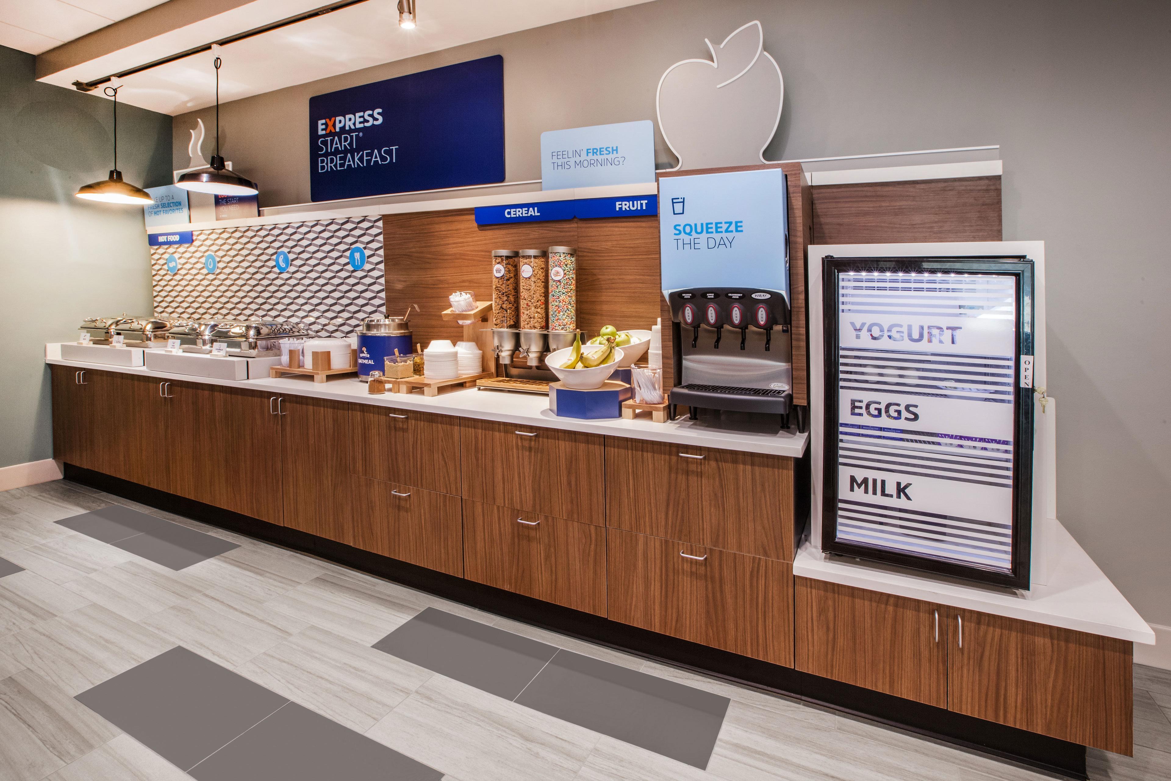 Holiday Inn Express Cedar Rapids - Collins Road By Ihg Exterior foto